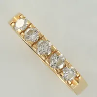 Ring med fem diamanter 0,60ctv enligt gravyr, GFAB, stl 18¼, skenans bredd ca 3mm, 18K Vikt: 4,1 g