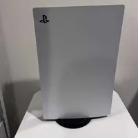 Sony Playstation 5, en handkontroll, HDMI-kabel, strömsladd av brittisk modell, repor på konsol, ej originalkartong   Skickas med postpaket.