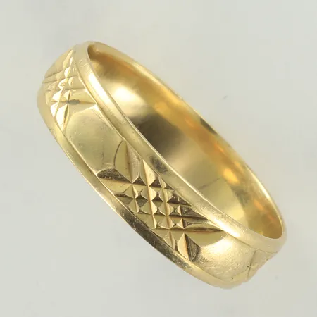 Ring, mönstrad, stl 21¼, bredd 5,5mm, repig, 14K Vikt: 4 g