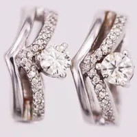 Ett par örhängen, diamanter 0,87ctv varav de stora 0,35ct Ca(M)P2, vitguld, 18mm, 14K Vikt: 9,3 g