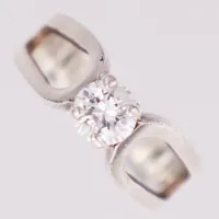Ring, vit sten, stl 17½, 925/1000 silver Vikt: 5 g