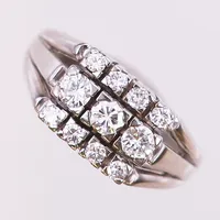 Ring med diamanter 3 x ca 0,10ct samt 8 x 0,02ct, ca TW-W / VS-SI, stl: 16, 16½, skev skena, 18K Vikt: 4,4 g