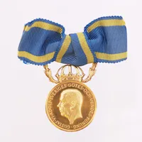 Medalj för nit och redlighet, 6:e storleken, ca Ø28mm, på blått och gult ripsband, 23K guld samt krona av 18K guld, personlig gravyr, bruttovikt 16g Vikt: 16 g
