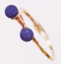 Ring med lapis lazuli, stl 16¾, ur serien "Sagan om Ringen", Theresia Hvorslev, slitage, 18K guld. Vikt: 1,5 g