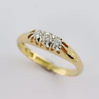 Ring med 3 st diamanter totalt 0,18 ct,  stl 15½mm Bredd 1,90 - 4,10 mm, Guldvaruaktiebolaget G. Dahlgren & Co Ab, Malmö 1945 , 18k Vikt: 2,1 g