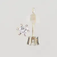 Ett par örhängen, diamanter 2x ca 0,12ct, ca W/SI, stift, snurrebuss av plast, vitguld 18K Vikt: 0,6 g