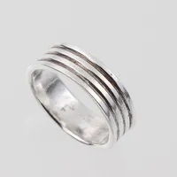 Ring dekor med ränder, stl 20½mm, bredd 7,7mm, silver 925/1000 Vikt: 8,1 g