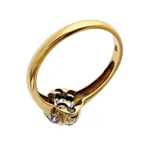 Ring, 18K guld, Diamanter 1x 0,10 + 6x 0,08ct, Ø17¼ mm, bredd 2,3 - 8 mm, fint skick Vikt: 3,1 g