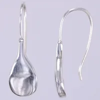 Ett par örhängen, Efva Attling Tears For Ears, längd ca 30,1mm, bredd ca 0,9-9,5mm, silver 925/1000 Vikt: 5,8 g