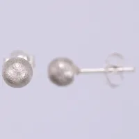 Ett par örhängen, matt yta, Ø ca 5mm, silver, 925/1000 Vikt: 0,7 g
