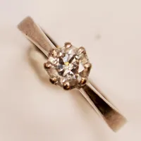 Ring, briljantslipad diamant 0,43ct enligt gravyr, ca W/TCr /P, Ø17¼, bredd: 2,5-6mm, vitguld, 18K Vikt: 3,5 g