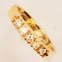 Ring, 5x diamanter 0,15ctv enligt gravyr, Ø15¾, bredd:3mm, gravyr, 18K 3g.