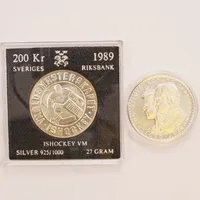 2 Minnesmynt, 35mm, nominellt värde á 200kr, etuier, 925/1000 Silver 54g.