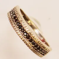 Ring, små diamanter och safirer, Ø18, bredd:5mm, 18K 3,5g.