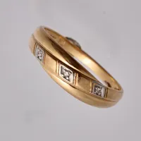 Ring i 18K guld, stl 17, bredd 1,76-5,2mm, 3st små Diamanter, tillverkad av Guldfynd, vikt 2,12g.