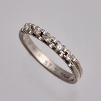 Ring i 18K vitguld, stl 15½, bredd 2,5mm, 5st Diamanter, 0,10ct enligt gravyr, personlig gravyr, tillverkad av Schalins, vikt 1,73g.