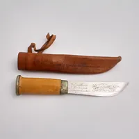 Samekniv mad lackat träskaft, bladet signerat J Marttiini, Finland, Lapinleuku, knivbladets längd 13cm, med läderslida 23,5cm.