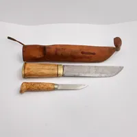 Dubbelkniv med läderslida, knivarnas längd 30cm och, 19cm.
