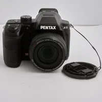 Digitalkamera Pentax X-5 SR. 16 megapixlels, 26x zoom, objektiv Pentax, 4,0mm-104mm, SD-kort 16gb, drivs med 4 AA-batterier, inga tillbehör.