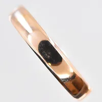Ring, stl 21½, bredd 5 mm, graverad, fint skick, 18K. Vikt: 7 g