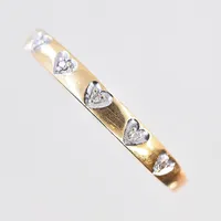 Ring med små diamanter, Guldfynd, stl 19¼, bredd 1-3 mm, 18K. Vikt: 2 g