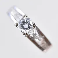 Ring med diamant ca 0,35 ct, stl 16½, bredd 3-5 mm, vitguld, 8K. Vikt: 4,5 g