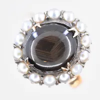 Ring med pärlor och svart/brun sten, stl 15¾, bredd skena 2 mm, Ø15 mm, 18K. Vikt: 4,8 g