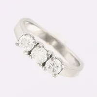 Ring vitguld med diamanter, 3xca0,21ct, totalt 0,63ct enligt inskription, stl 16½, bredd 2mm, 18K Vikt: 4,4 g