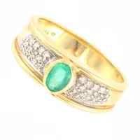 Ring, smaragd och diamanter 24xca 0,01ct, stl 18¾, bredd 4-8mm, 18K Vikt: 5,9 g