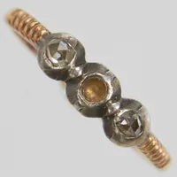 Ring, rosenslipade diamanter, Ø17, bredd:1,2-4mm, en sten fattas, 18K. Vikt: 2,3 g