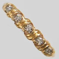 Ring, diamanter 5xca0,005ct, Ø17, bredd:1-3,5mm, buckla på ringskenan, 18K. Vikt: 1,4 g