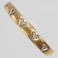 Ring, diamanter 5ca0,001ct, Ø17½, bredd:1-2,5mm, lätt skev, 18K. Vikt: 1,8 g