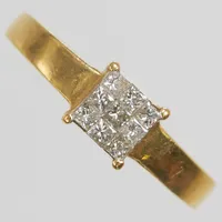 Ring, prinsesslipade diamanter 9xca0,02ct piqué, klippt ringskena, 18K. Vikt: 3,3 g