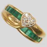 Ring, hjärta med diamanter 6xca0,01ct, smaragder 9xca0,05ct, Ø16, bredd:2-8mm, 18K. Vikt: 4,6 g