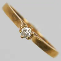 Ring med diamant ca. 0,05ct,  Ø16½, bredd: 1,5-3,5mm, 18K Vikt: 1,8 g