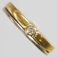 Ring med möjligen syntetisk diamant, Ø16½, bredd: 2,4-3,8mm, gulguld/vitguld, 18K Vikt: 3 g