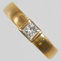 Ring, Georg Jensen med prinsesslipad diamant 1 x ca. 0,35ct, Ø16¾, bredd: 4mm, gravyr, 18K Vikt: 5,4 g