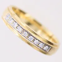 Ring med diamanter ca 9x0,01ct, stl 17, bredd 4,2mm, GHA, 18K Vikt: 4,5 g