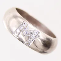 Ring med diamanter 10 x ca 0,01ct,  bokstav M, stl 17¼, bredd 6,9mm, gravyr, repig, vitguld, 18K Vikt: 10,3 g