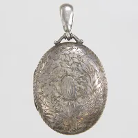 Silverhänge, medaljong, monogramgravyr, 65x36,5mm, brittiska stämplar/ Birmingham England, 925/1000. Vikt: 13,8 g