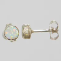 Silverörhängen, opaler, Ø5mm, stift, snurrebussar i vitmetall. Vikt: 0,6 g