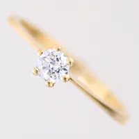 Ring, briljantslipad diamant 0,18ct enligt gravyr, Ø16, bredd:0,8-4,2mm, 18K. Vikt: 1,7 g