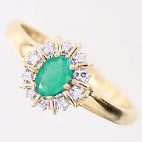 Ring med smaragd samt 8/8-slipade diamanter 10x0,01ct, stl 19, bredd 1,8-9,5mm, 18K.   Vikt: 3,1 g