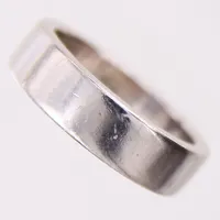 Ring, slät, Ø19, bredd:6mm, gravyr, vitguld, 18K. Vikt: 13,3 g