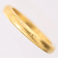 Ring, stl: 17¾, bredd: 3,2mm, bucklig, gravyr, 23K  Vikt: 5,7 g