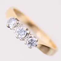 Ring, briljantslipade diamanter 2xca0,07ct + 1xca0,10ct, Ø16, bredd:2-4mm, 18K. Vikt: 3 g