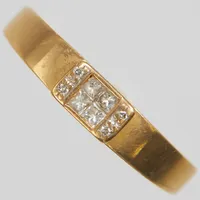 Ring med prinsess- och 8/8-slipade diamanter 0,14ctv enligt gravyr, Ø18½, bredd: 1,8-4,2mm, GHA, 18K Vikt: 2,8 g
