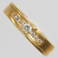 Ring med 7 diamanter 0,25ctv enligt gravyr, Ø18, bredd: 4,3-4,6mm, GHA, 18K Vikt: 6,2 g