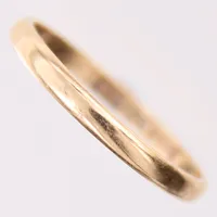 Ring, stl: 20½, bredd: 2,3mm, gravyr, 18K  Vikt: 2,6 g