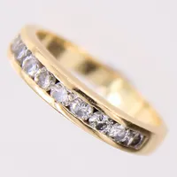 Ring, allians, briljantslipade diamanter 10xca0,04ct, Ø15, bredd:2,5-3,5mm, 18K. Vikt: 2,7 g